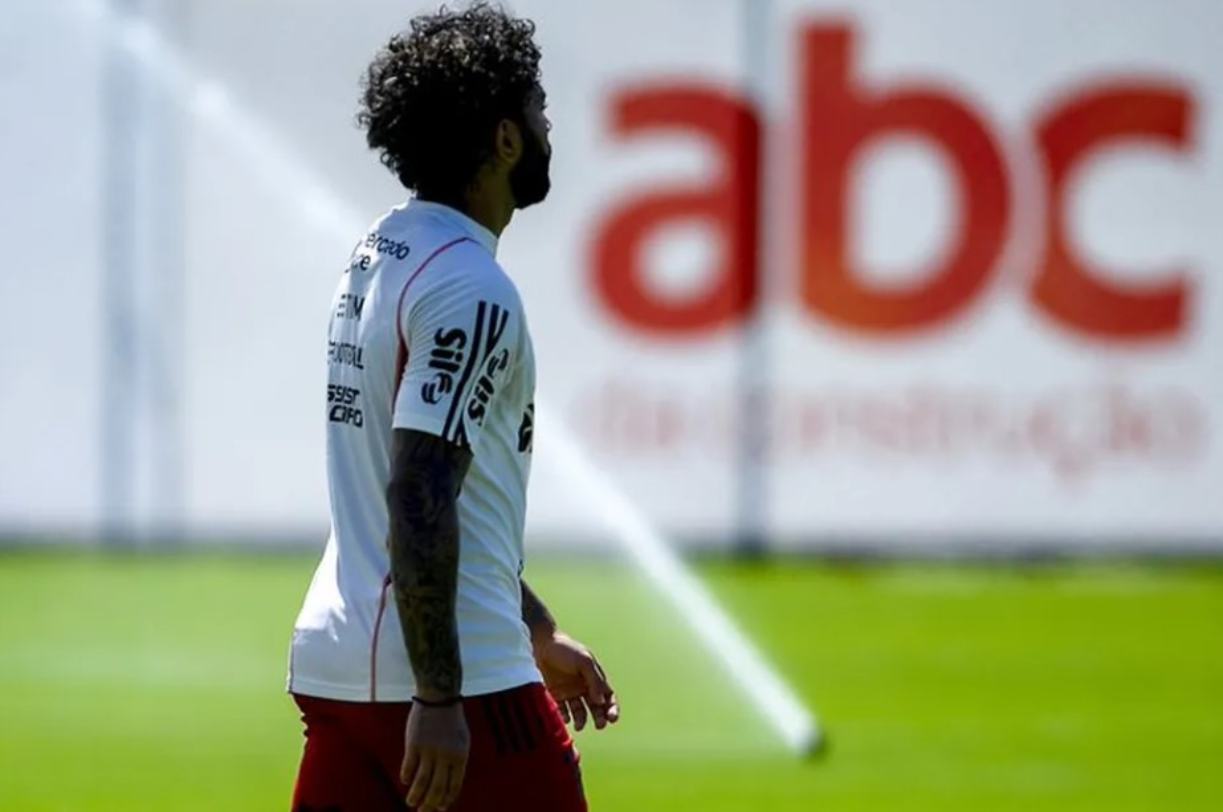 Gabigol em treino com a ABC, patrocinadora do Flamengo, ao fundo