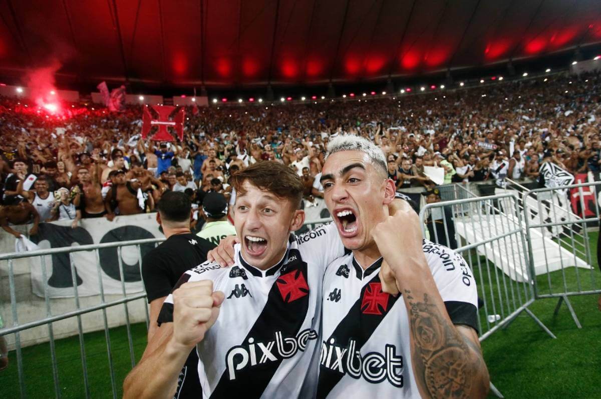 Galarza e Puma comemorando vitória contra o Flamengo