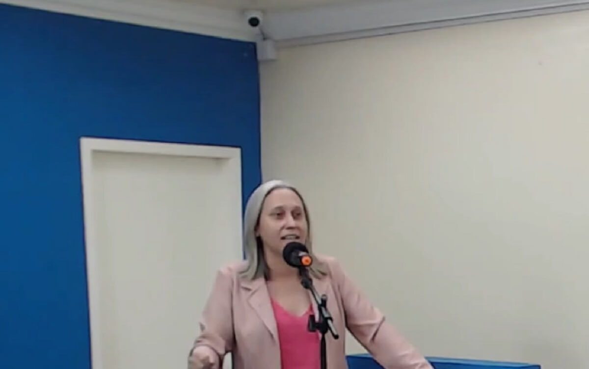 Heloisa Helena em discurso na Câmara Municipal de Oeiras, no Piauí