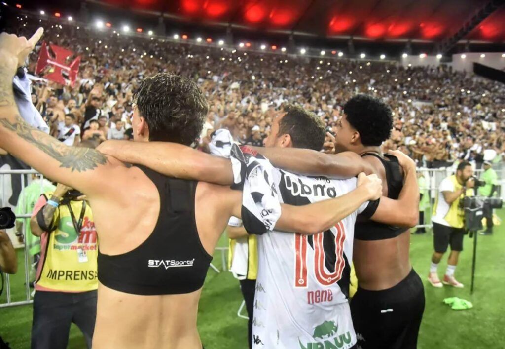 Jogadores do Vasco comemorando vitória com a torcida 