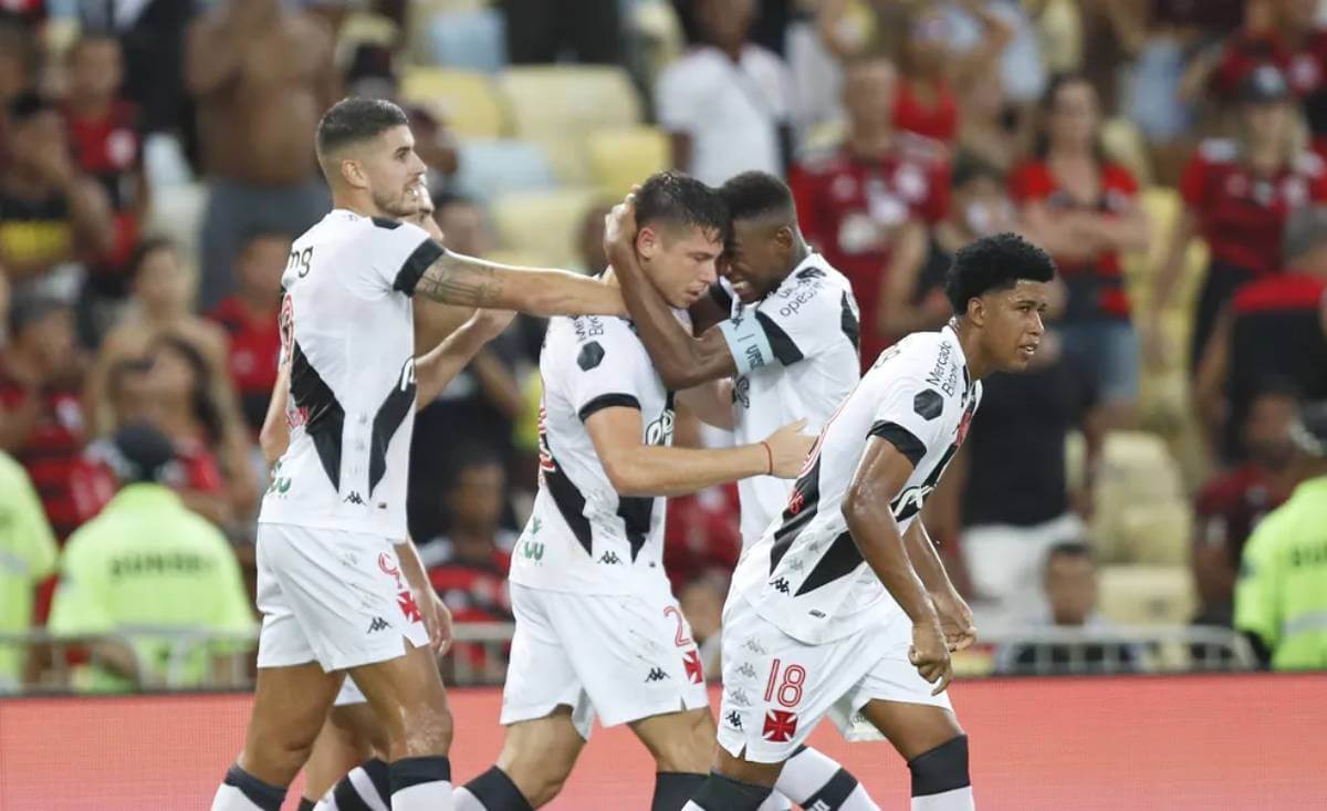 Léo e Capasso em jogo contra o Flamengo