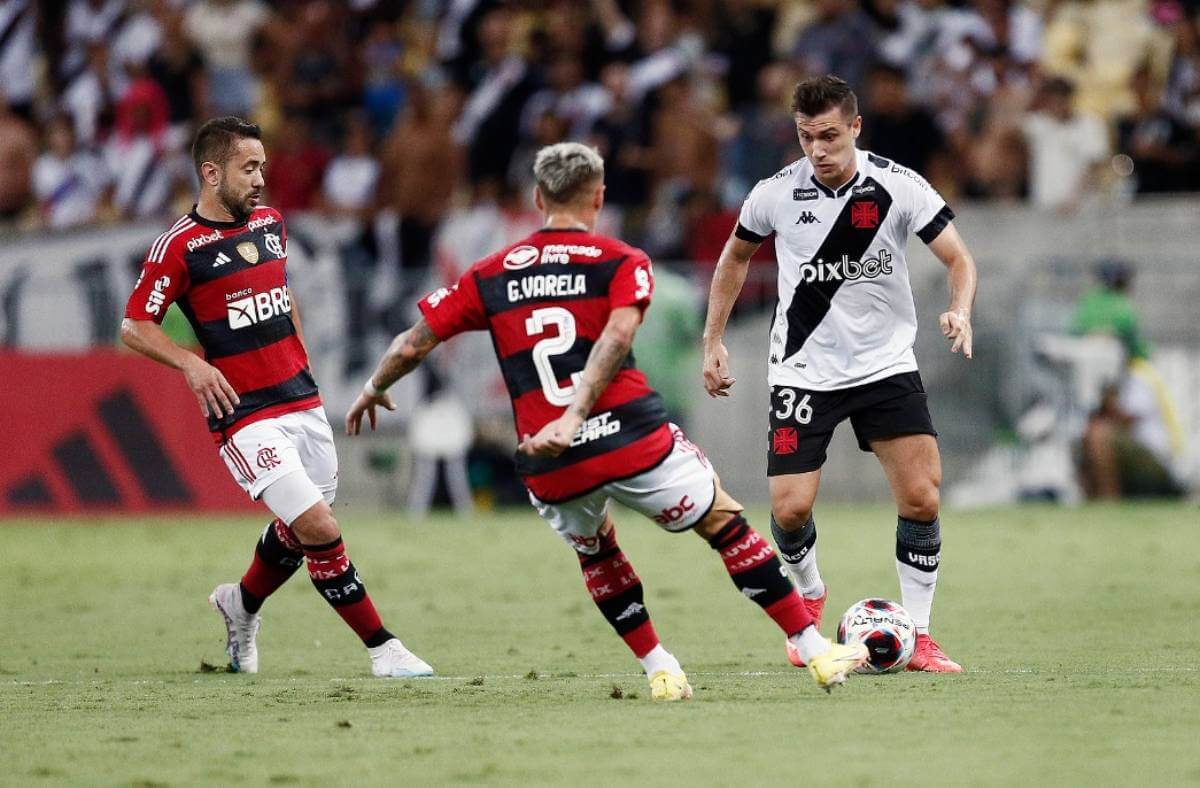 Lucas Piton durante jogo contra o Flamengo