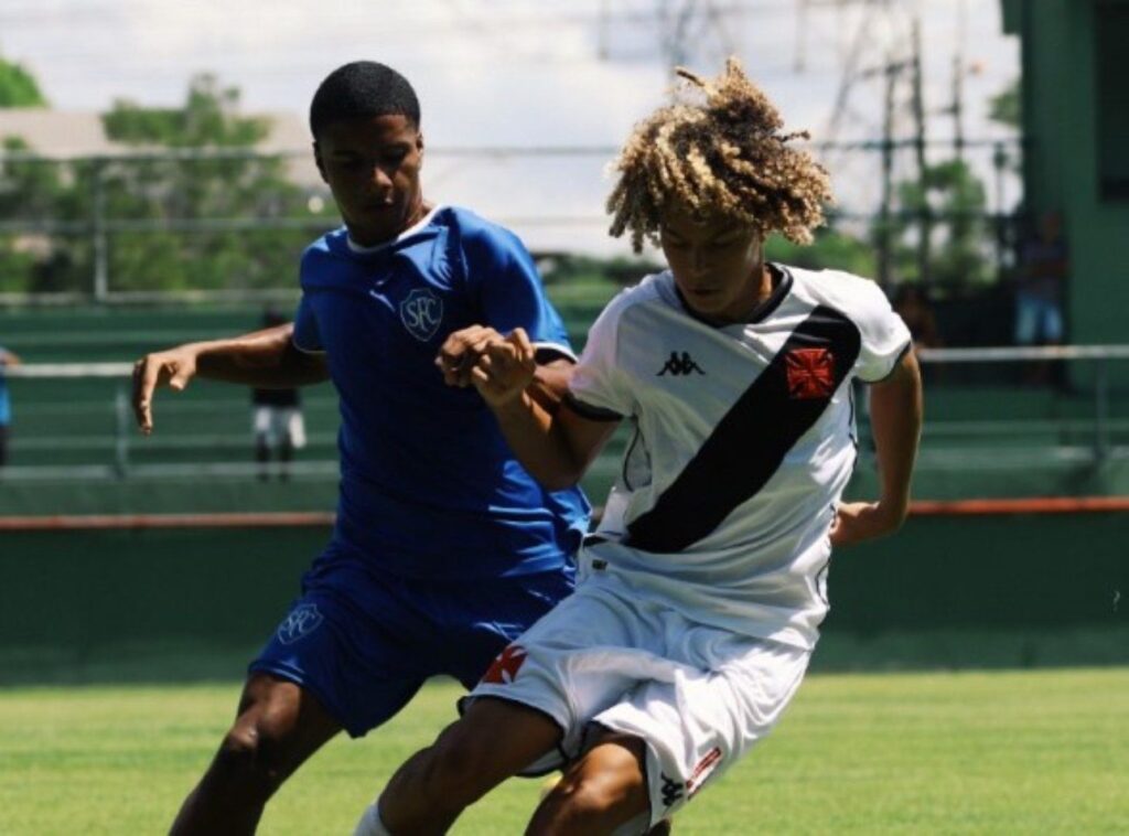 Lukas Zuccarello em ação contra o Serrano