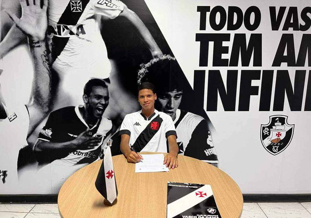 Mario Coriolano assinando contrato com o Vasco