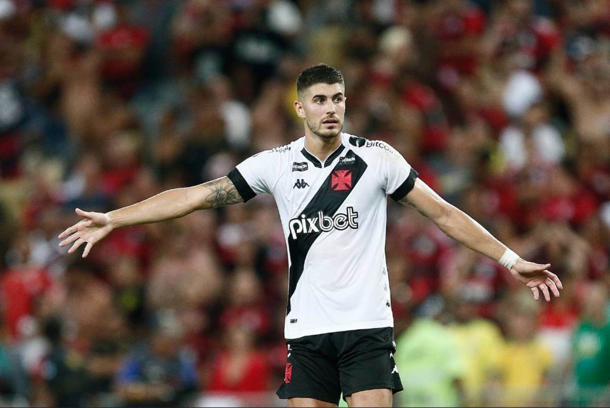 Pedro Raul durante jogo contra o Flamengo