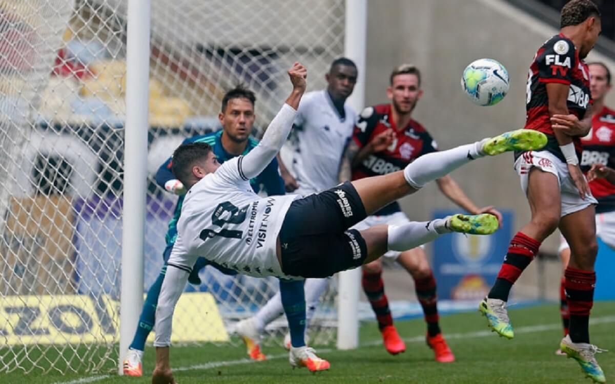 Pedro Raul marcando golaço em Flamengo x Botafogo pelo Brasileiro 2020