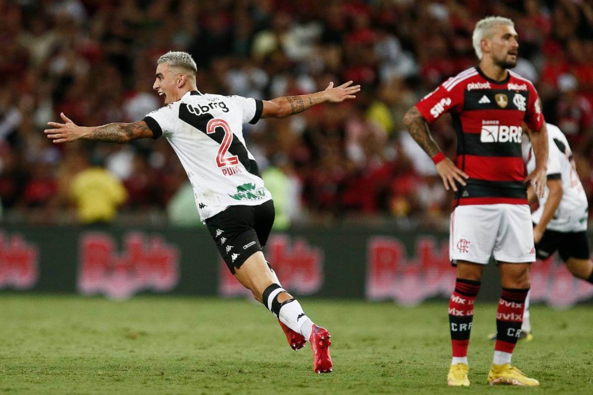 Puma comemorando gol contra o Flamengo