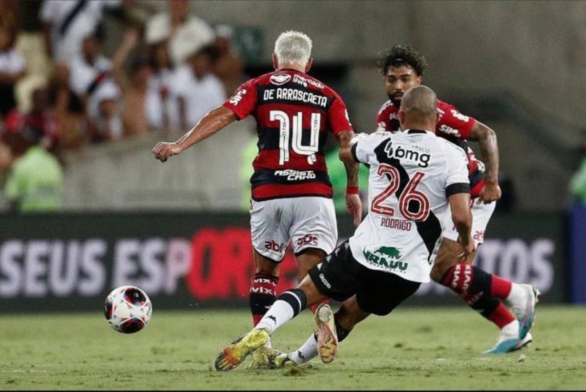 Rodrigo marca Arrascaeta no Vasco x Flamengo