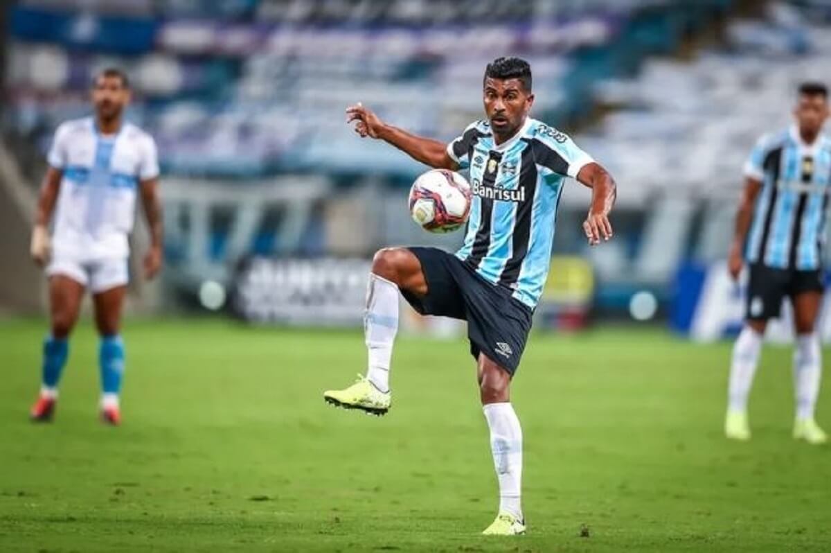 Thiago Santos em ação pelo Grêmio