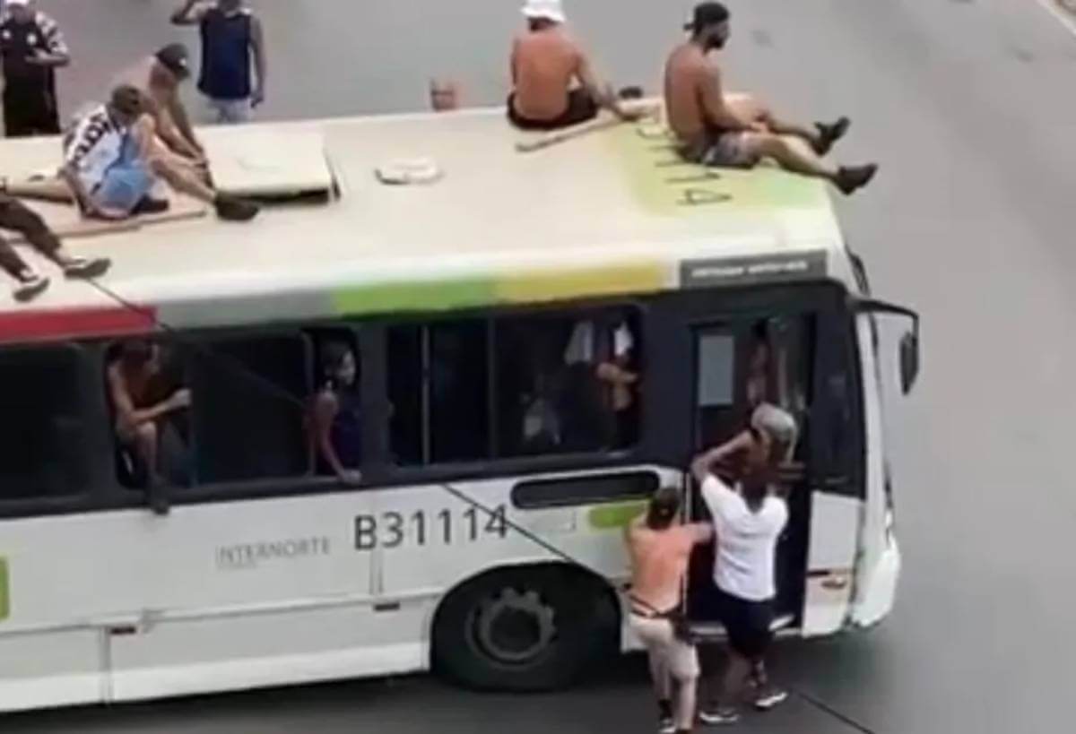 Torcedores vandalizam ônibus