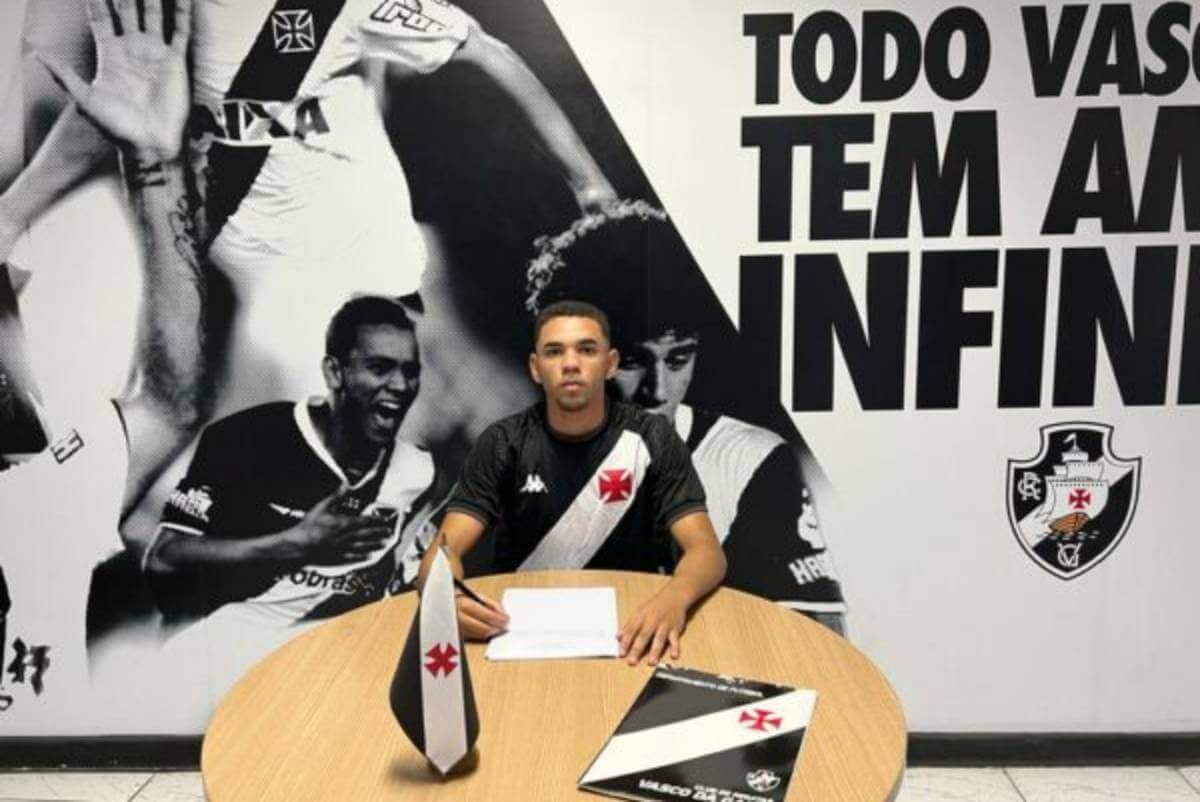 Vitor Manoel assina contrato profissional com o Vasco