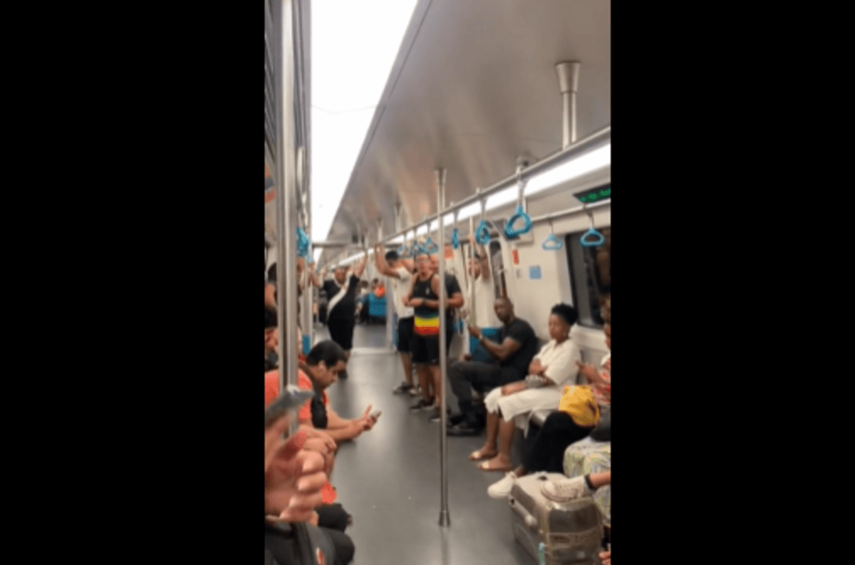 Vascaínos e palmeirenses cantaram o hino do Vasco no metrô