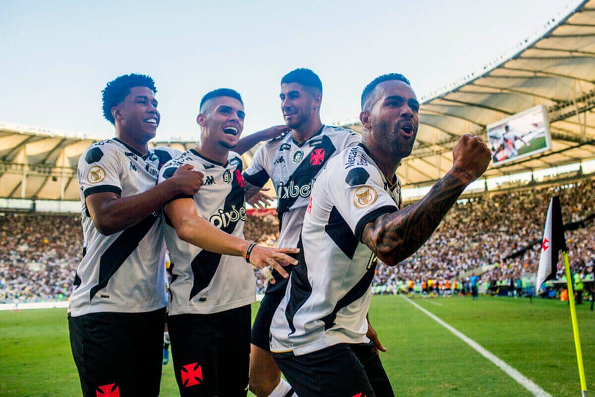 Jogadores comemoram o gol de Pedro Raul na partida entre Vasco x Palmeiras