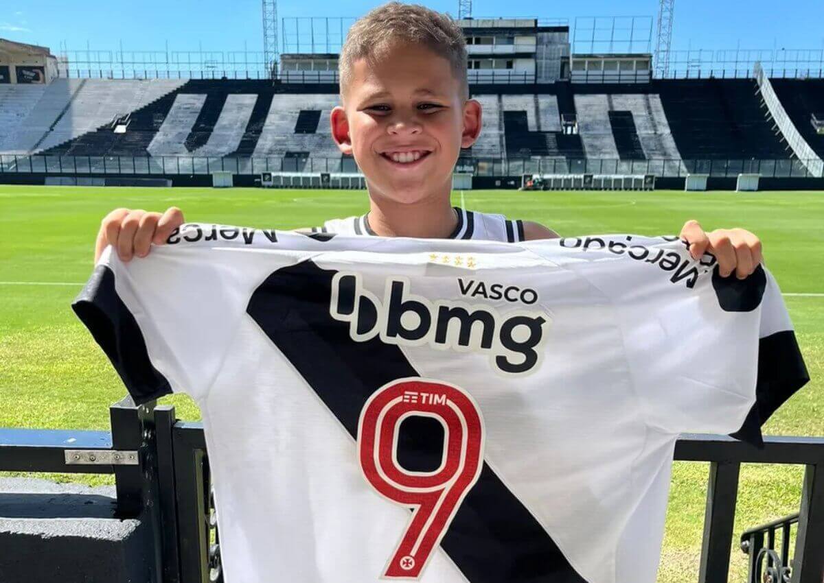 Bernardo com camisa que ganhou de Pedro Raul