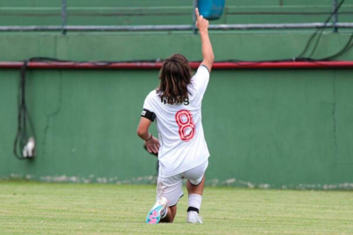 Bernardo comemorando gol pelo Sub-15 do Vasco