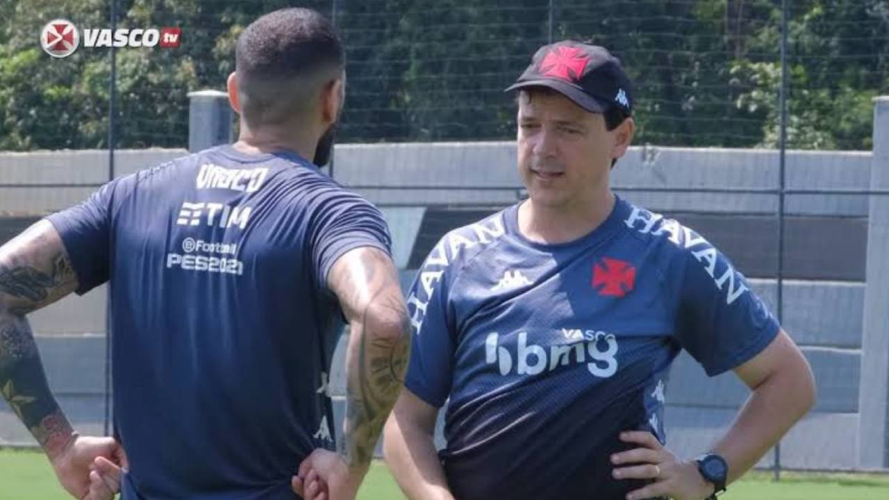 Leandro Castan e Fernando Diniz conversam em treino do Vasco