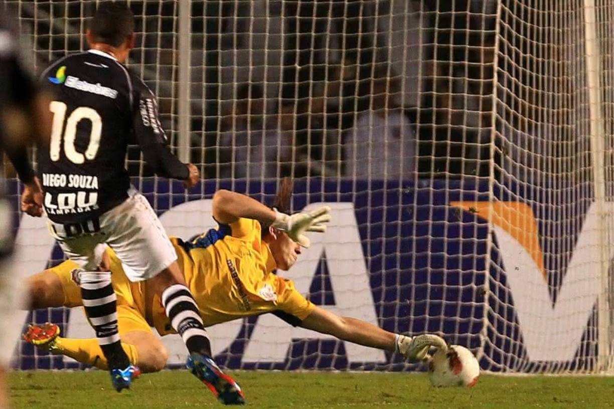Diego Souza levou a pior contra Cássio na Libertadores de 2012