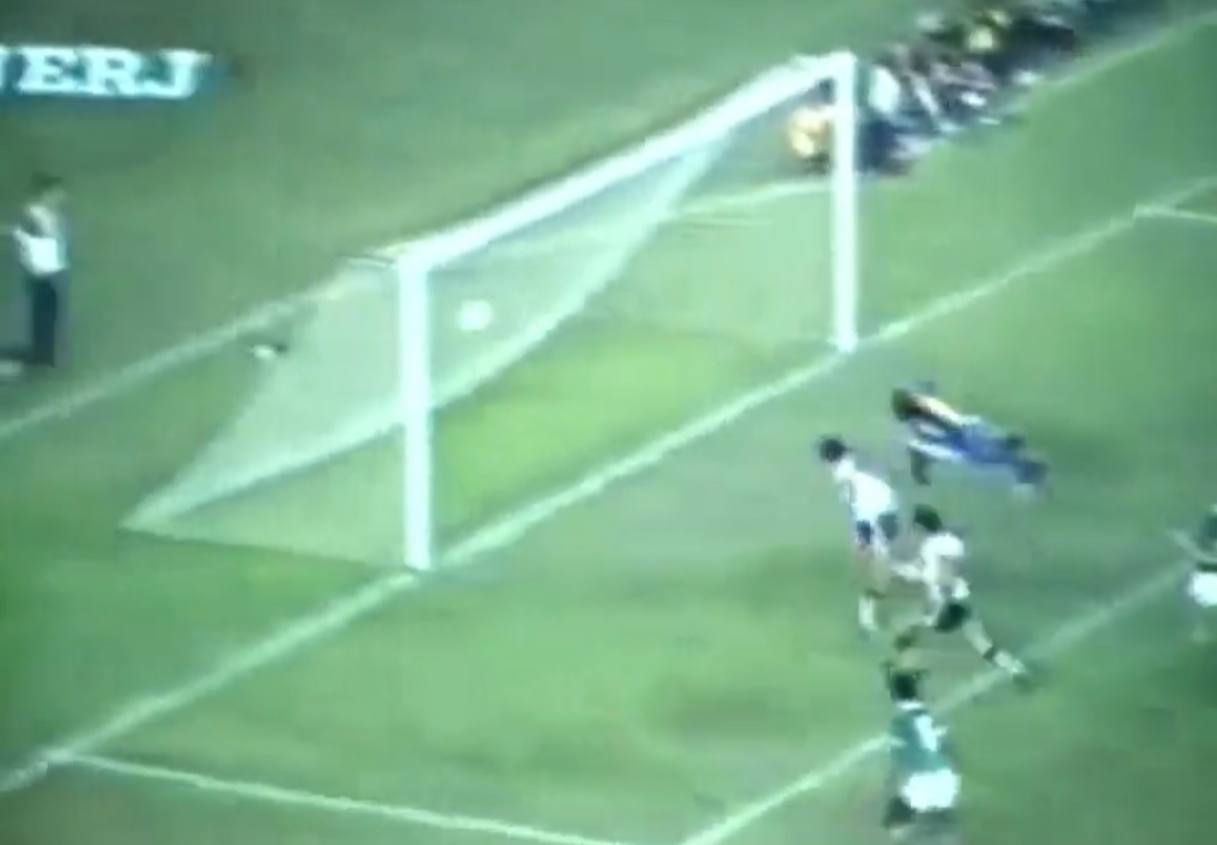 Roberto Dinamite marca gol sobre o Palmeiras em 1983