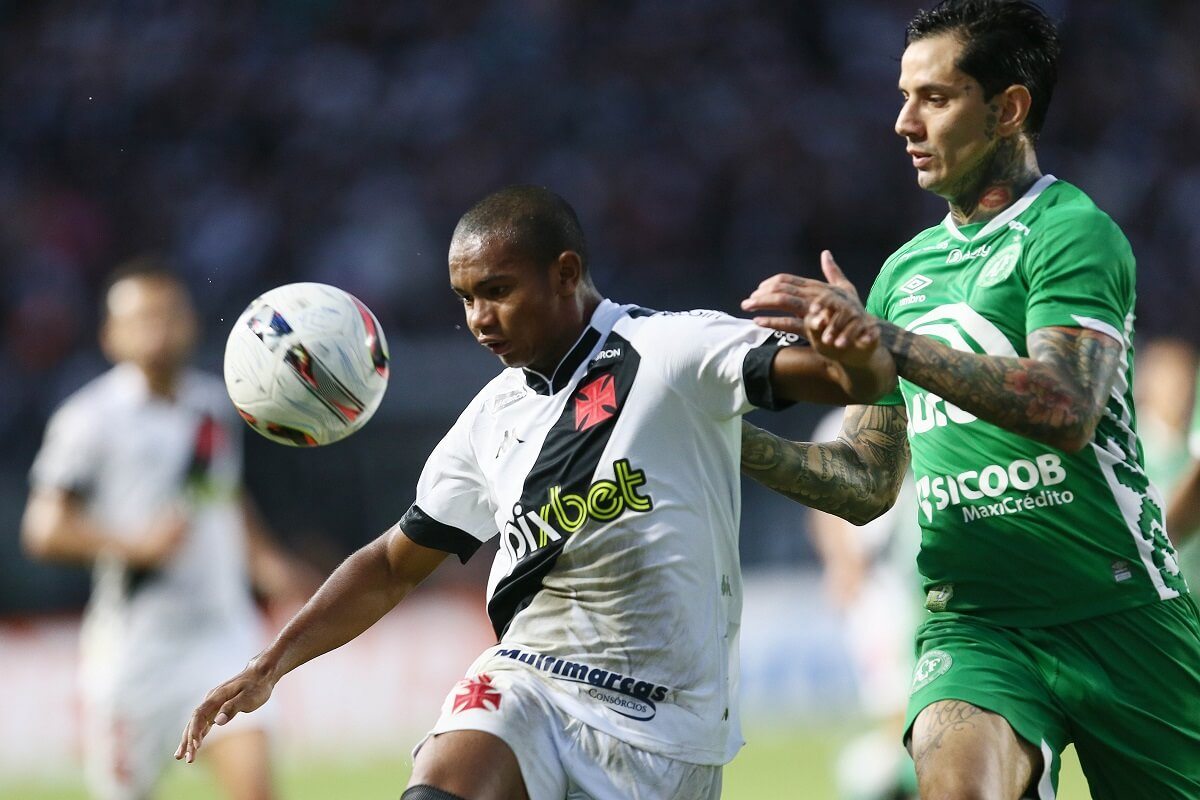 Victor Ramos marcando Eguinaldo em Vasco x Chapecoense