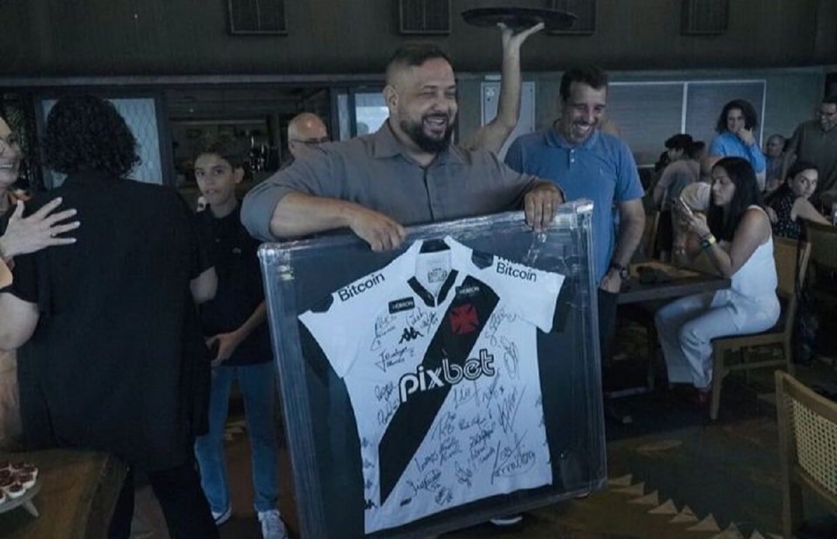 Fernandinho com camisa autografada do Vasco