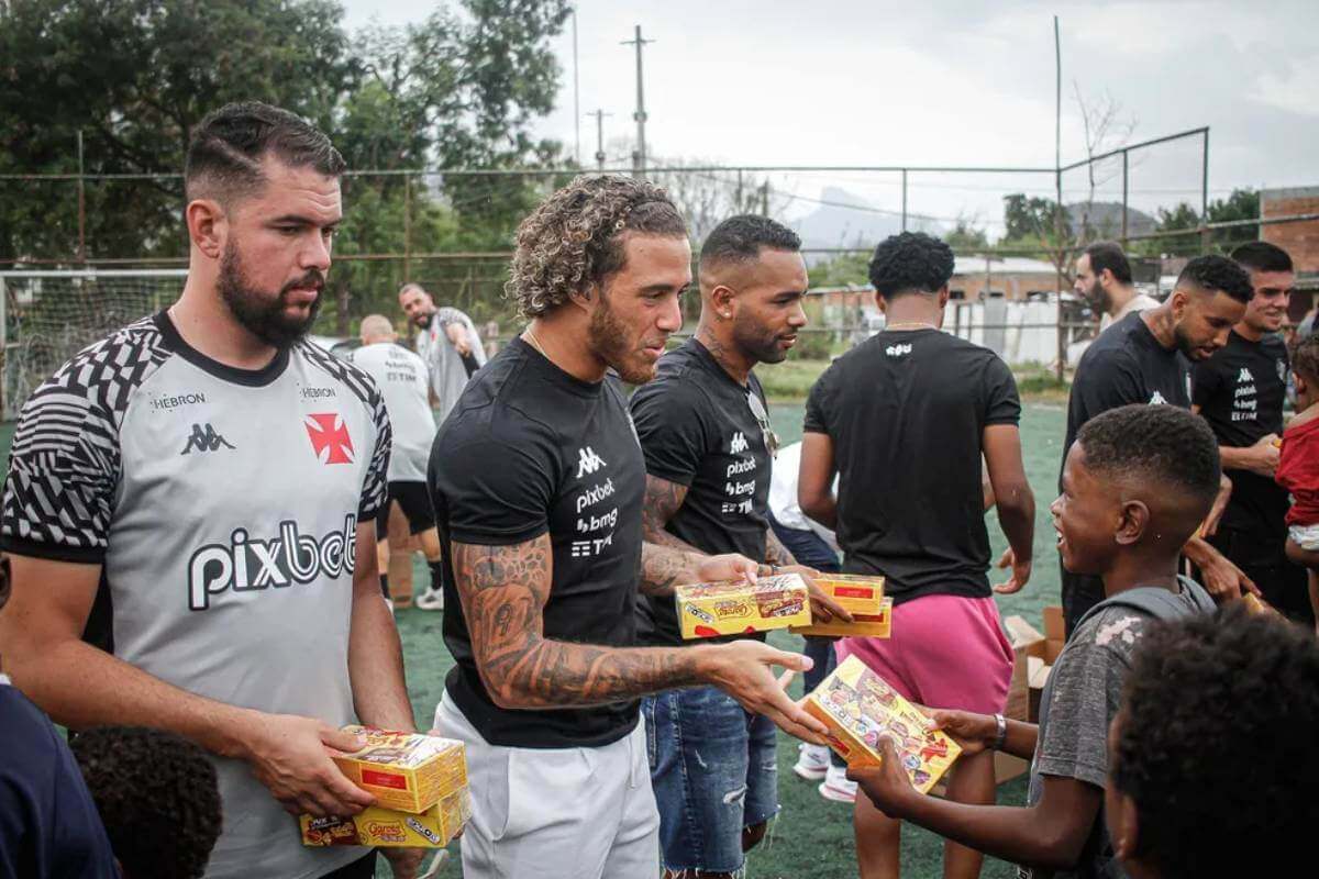 Figueiredo distribui chocolates a Cidade de Deus