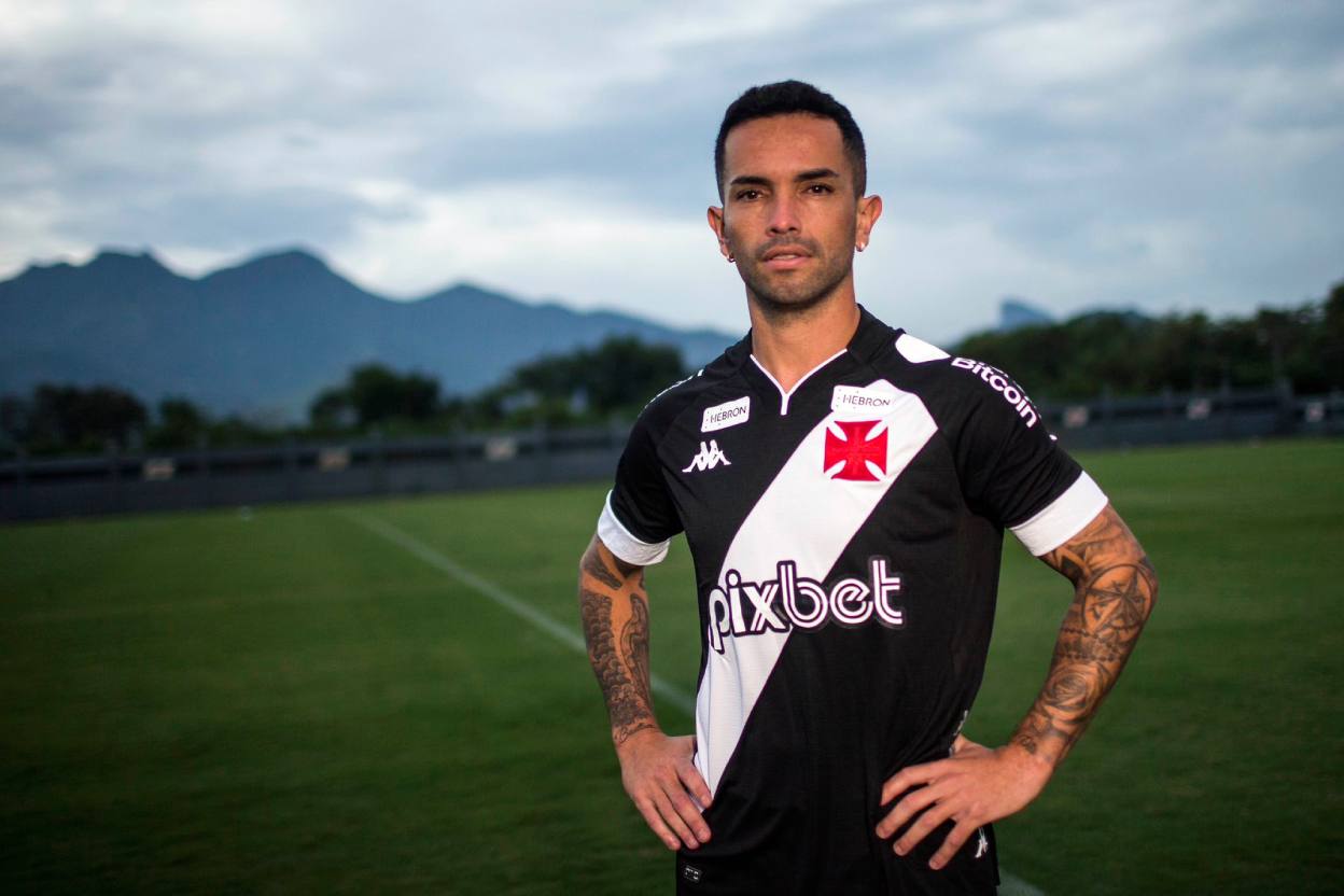 Gabriel Carabajal com a camisa do Vasco