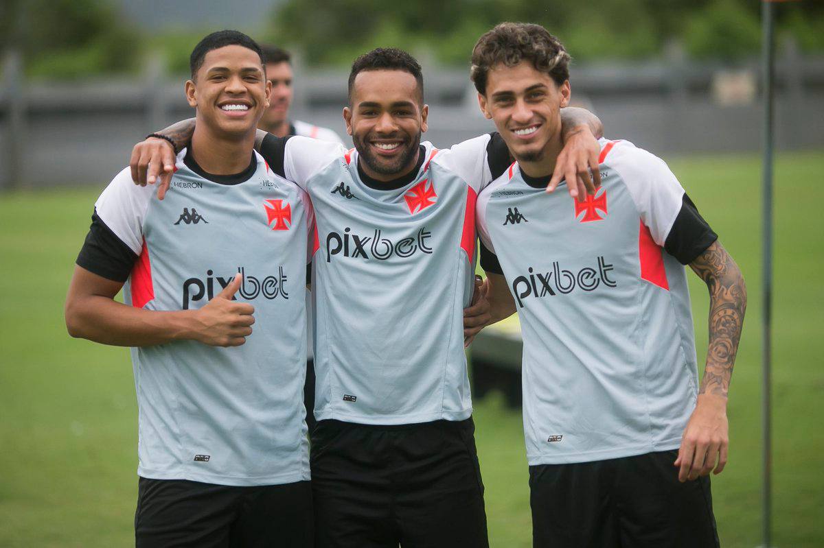 Jogadores com novo uniforme de treino do Vasco