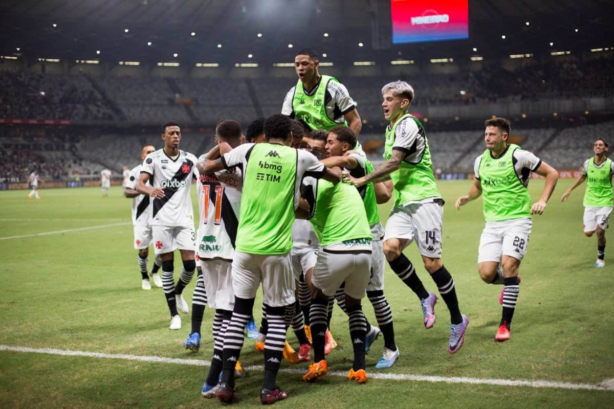 Jogadores do Vasco comemorando vitória contra o Atlético-MG