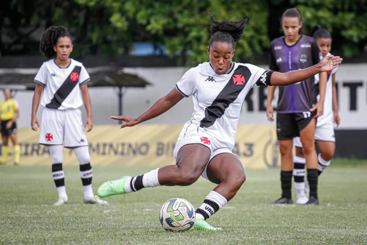 Ju Pacheco em jogo contra o Pérolas Negras