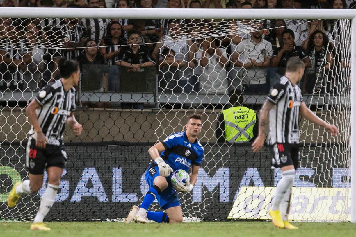 Léo Jardim defende finalização do Atlético-MG