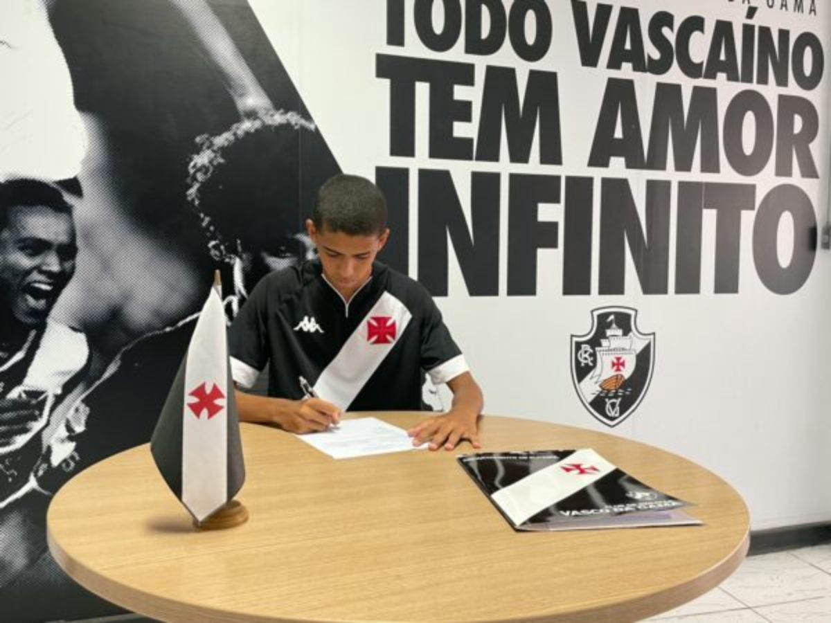 Leonardo assina com o Vasco até março de 2026