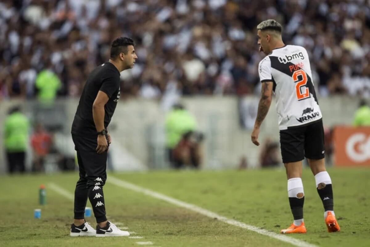 Maldonado e Puma durante jogo contra o Palmeiras