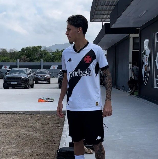 Marlon Gomes veste o novo uniforme do Vasco