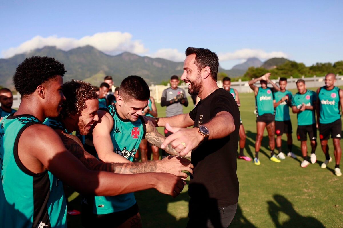 Nenê se despedindo de elenco do Vasco