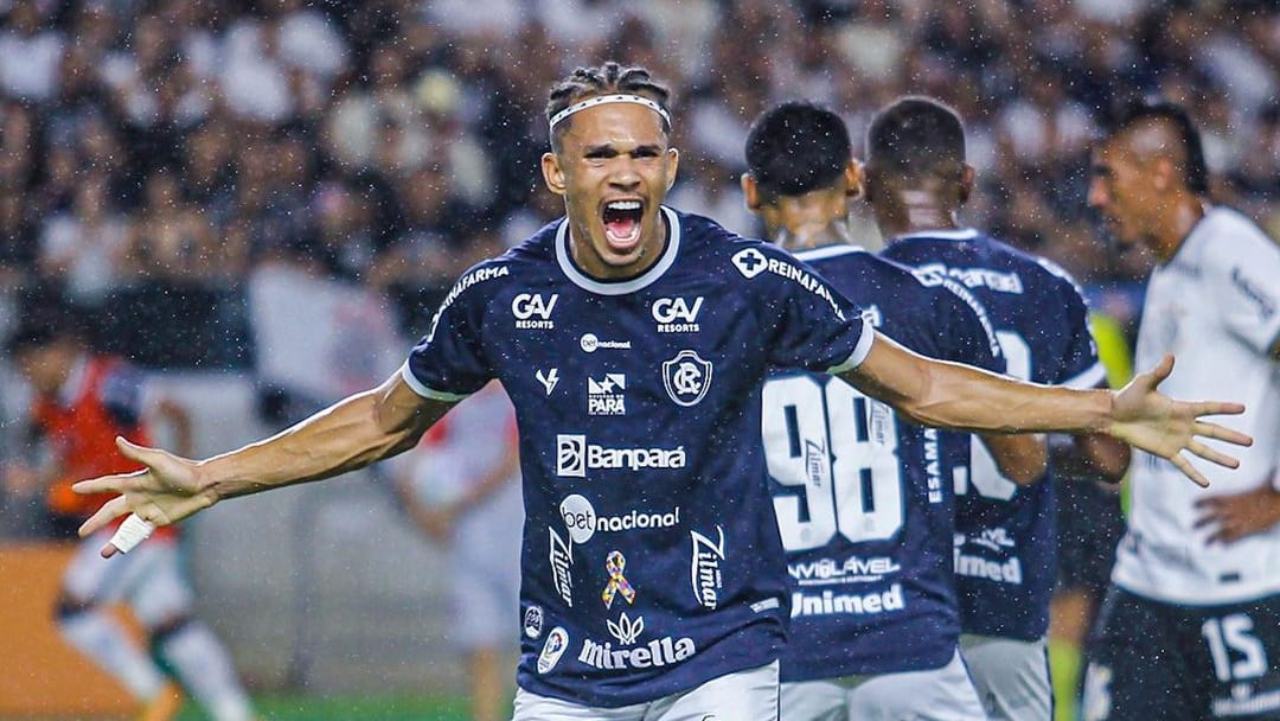 Pablo Roberto celebra gol pelo Remo