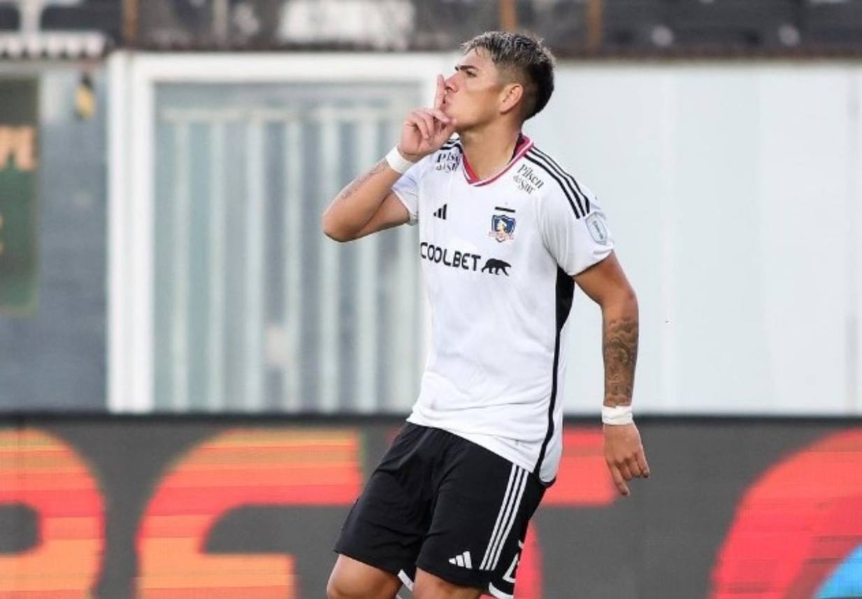 Carlos Palacios celebra após gol pelo Colo-Colo