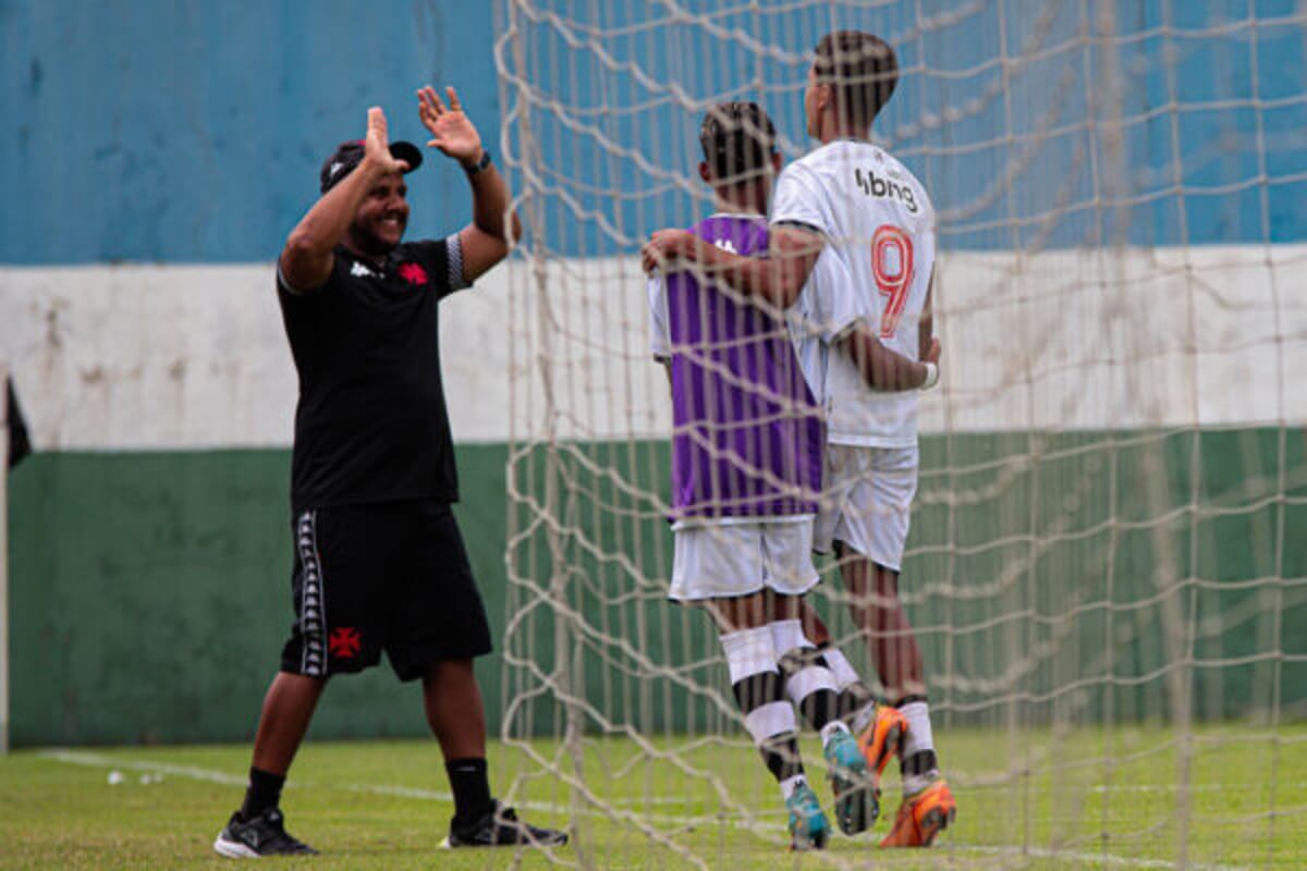 Pedro Augusto comemorando gol pelo Vasco
