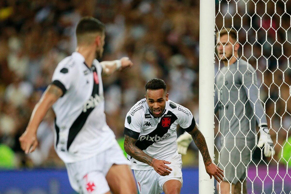 Pedro Raul e Alex Teixeira comemorando gol do Vasco