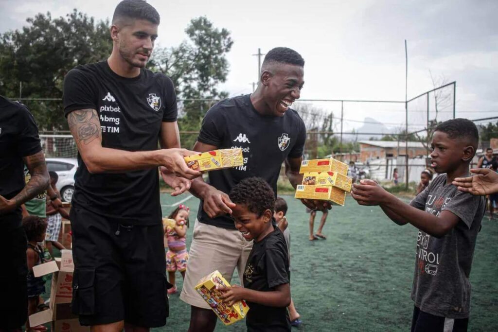 Pedro Raul e Léo distribuem chocolates a Cidade de Deus