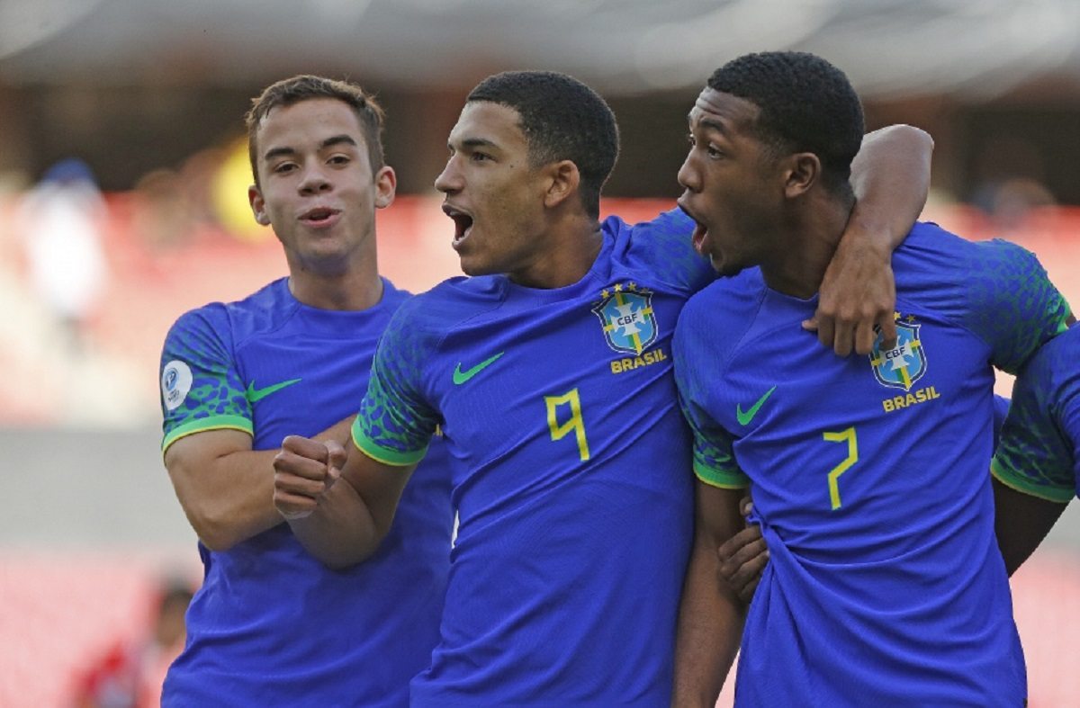 Rayan comemorando gol pela Seleção Brasileira Sub-17