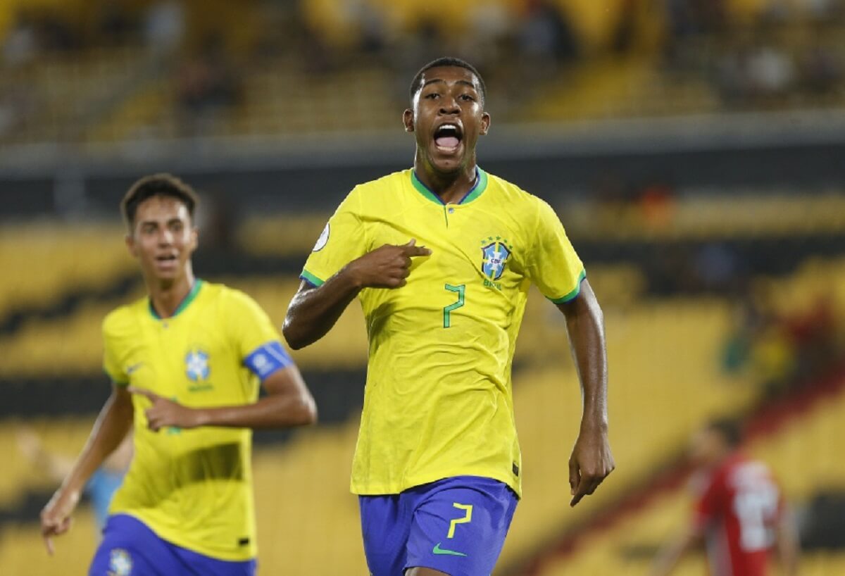 Rayan comemorando gol pela Seleção Brasileira Sub-17