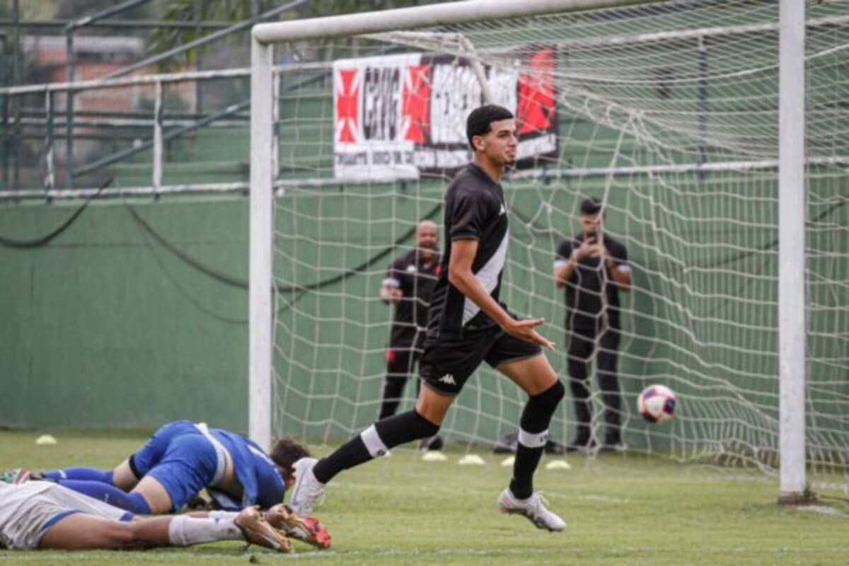 Renan comemorando gol contra o Resende