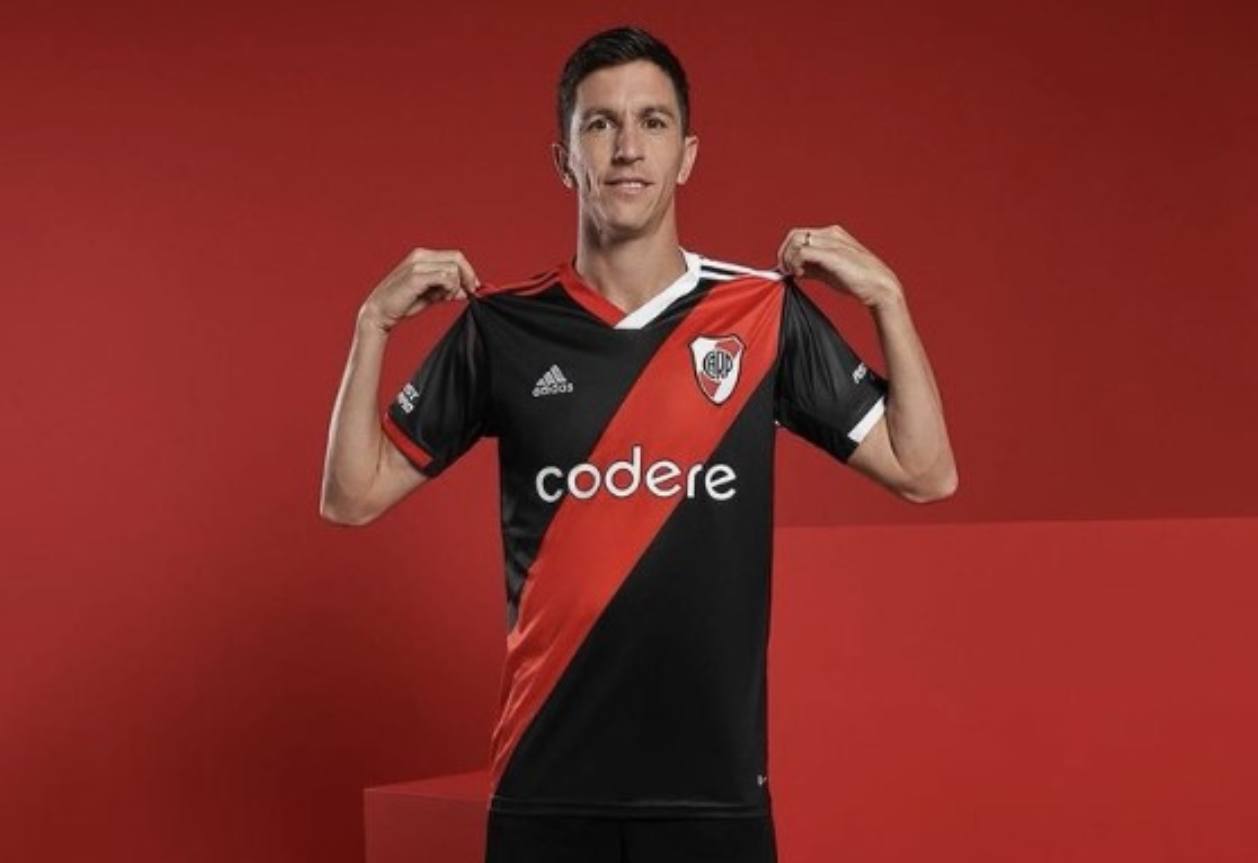 Nova camisa do River Plate tem cores rubro-negras e a tradicional faixa