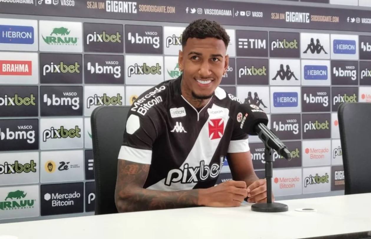 Rwan Cruz durante apresentação no Vasco