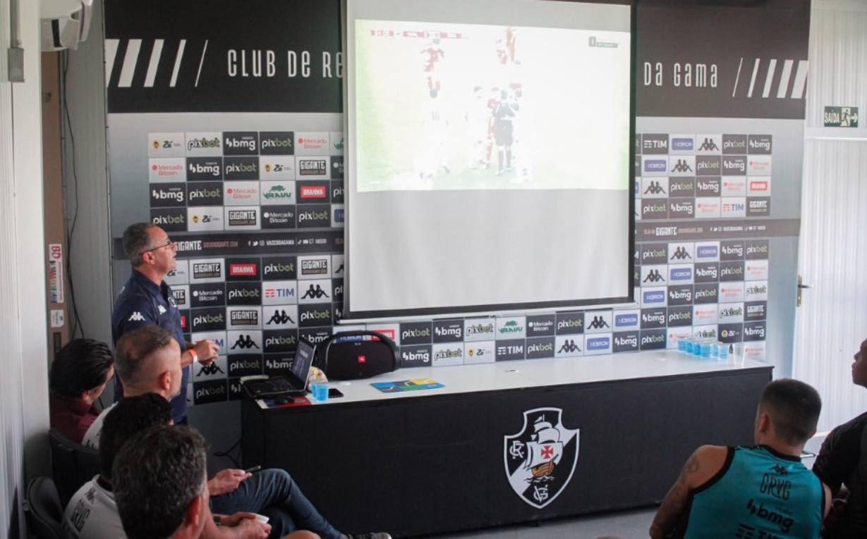 Jogadores do Vasco assistem palestra da CBF sobre arbitragem