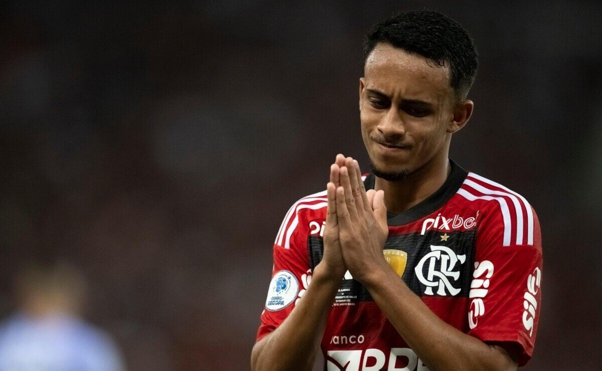 Matheus Gonçalves com a camisa do Flamengo