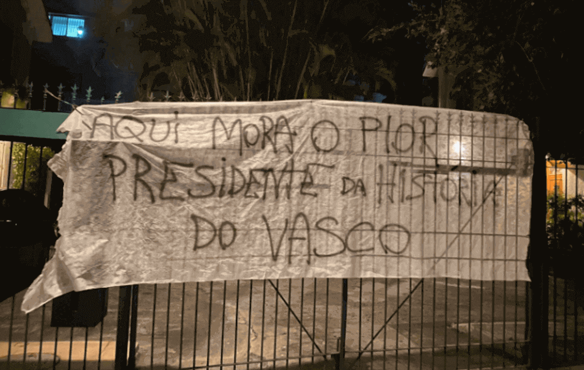 Protesto de torcedores do Vasco da Gama em frente ao prédio de Jorge Salgado