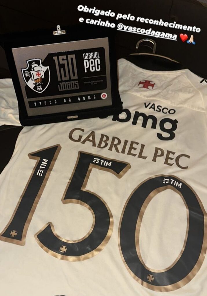 Gabriel Pec recebe placa e camisa pelos 150 jogos pelo Vasco