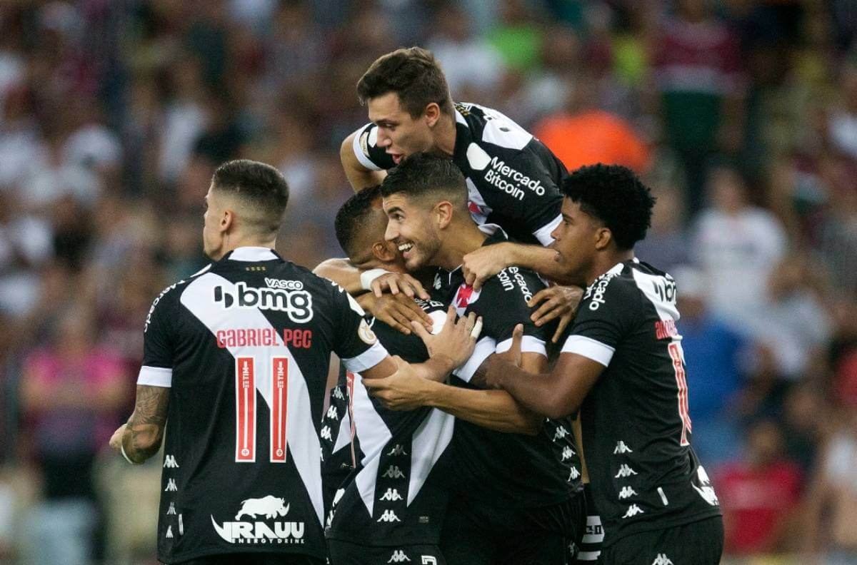 Jogadores do Vasco comemoram gol contra o Fluminense