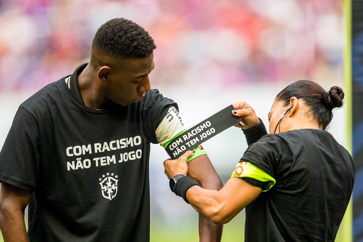 Léo com camisa de campanha antirracismo